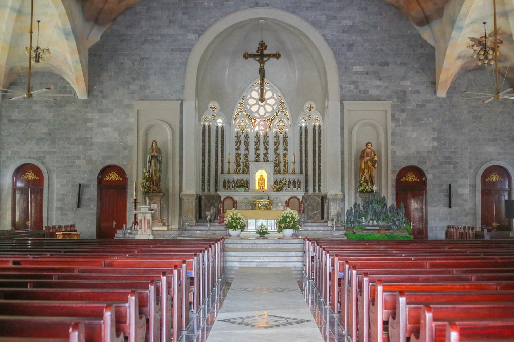 chiem-nguong-nha-tho-duoc-xay-dung-tu-hon-1.000-khoi-da-o-quang-binh (6).JPG