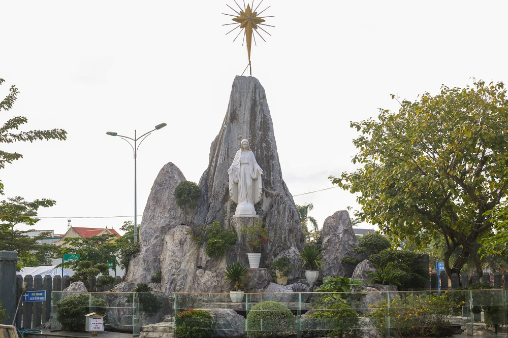 chiem-nguong-nha-tho-duoc-xay-dung-tu-hon-1.000-khoi-da-o-quang-binh (7).JPG