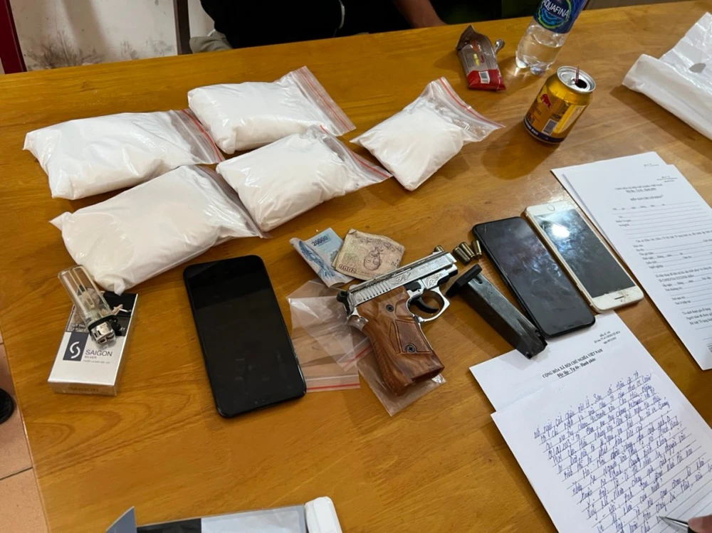 Nam thanh niên mang theo súng để vận chuyển gần 2kg ma túy