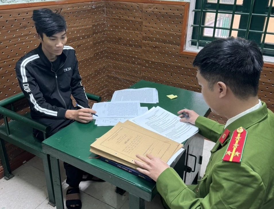 Thanh niên dùng mũ bảo hiểm đánh vỡ nhãn cầu, khiến một người phải lắp mắt giả