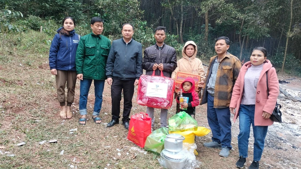 Đốt củi sưởi ấm khiến lửa cháy lan thiêu rụi toàn bộ căn nhà trong đêm