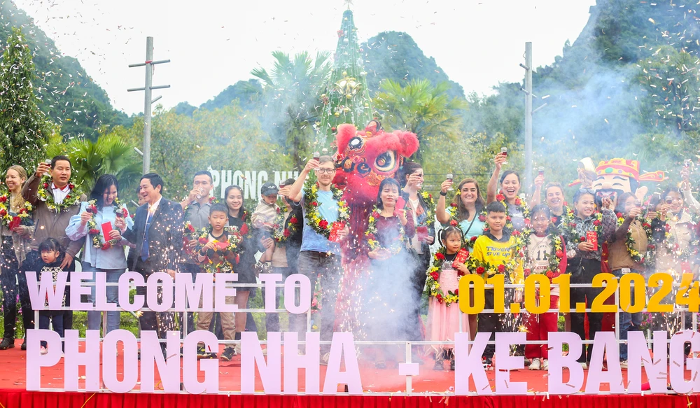 Phong Nha-Kẻ Bàng đón những vị khách đầu tiên đến ‘xông đất’ năm 2024