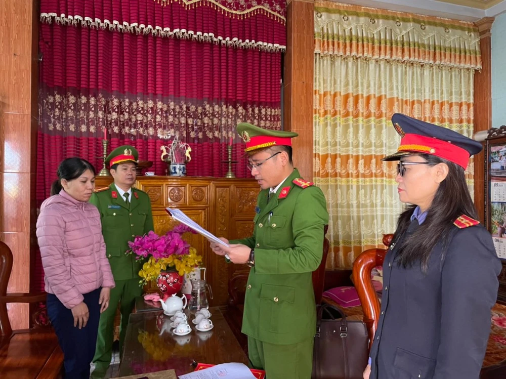 Bắt nữ cửa hàng trưởng tham ô gần 1 tỉ đồng của công ty