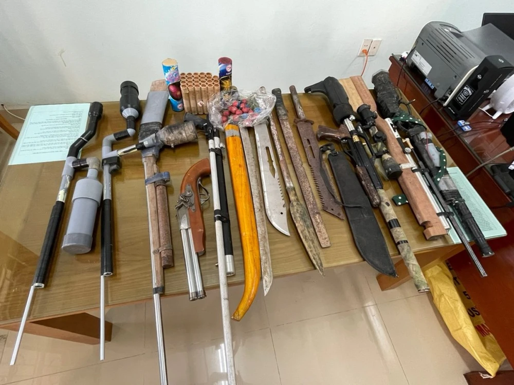 Người dân giao nộp hàng trăm khẩu súng và vũ khí thô sơ