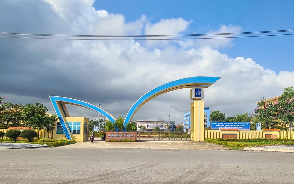 136 giảng viên, nhân viên Trường đại học Quảng Bình bị nợ lương