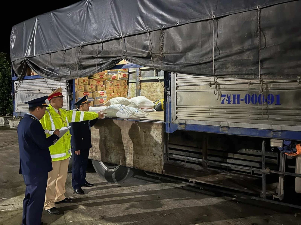 Quảng Bình: Liên tiếp chặn đứng 3 xe ô tô chở 7,5 tấn đường nhập lậu