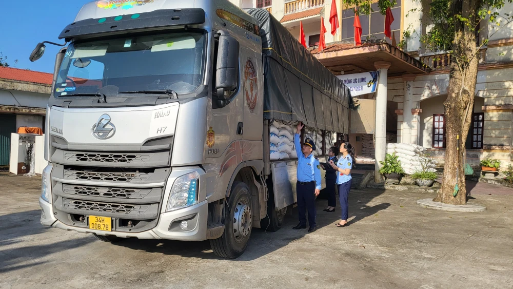 Quang-Binh-lien-tiep-chan-dung-3-xe-o-to-cho-7,5-tan-duong-nhap-lau (3).jpg