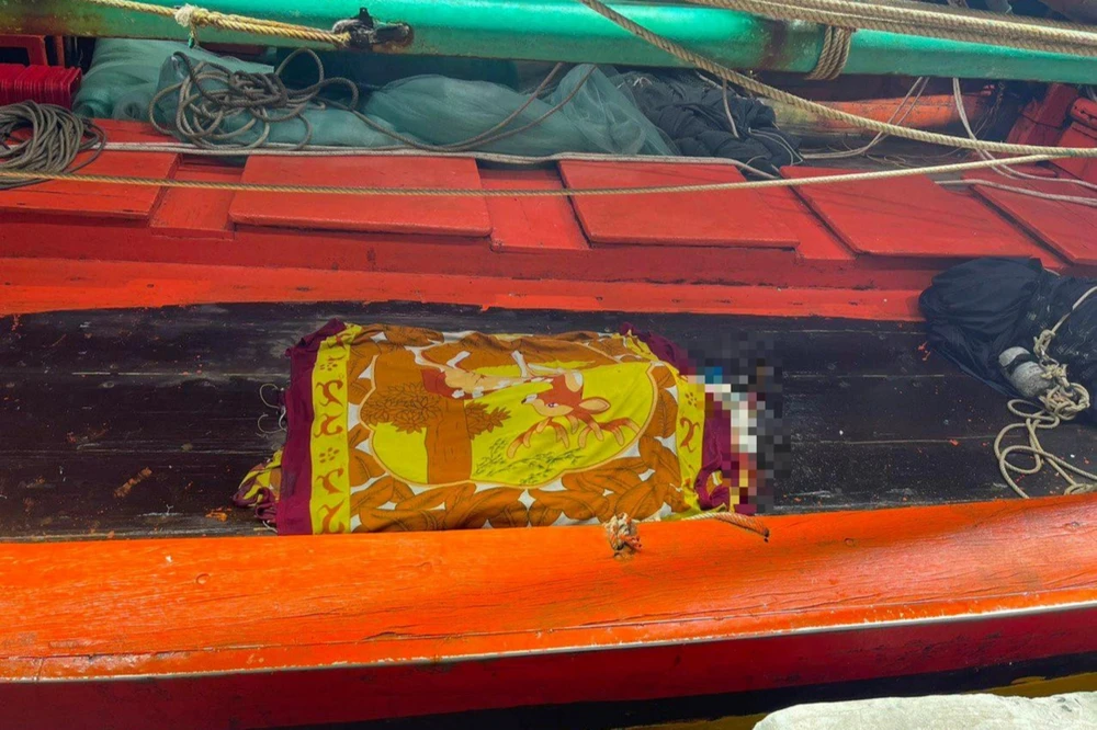 Ngư dân phát hiện một thi thể nam giới khi đang đánh bắt trên biển