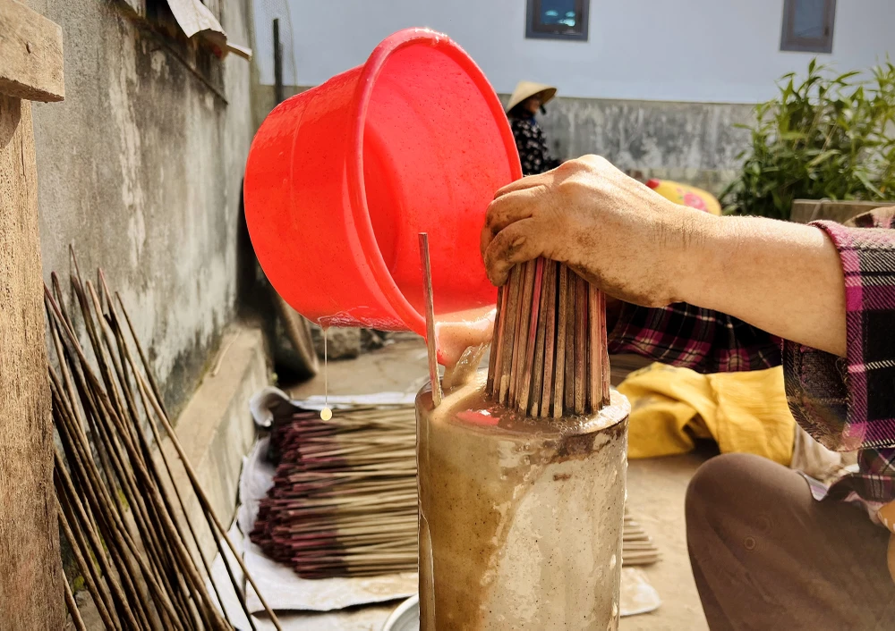 Lang-huong-tram-300-nam-tuoi-o-Quang-Binh-tat-bat-vao-vu-Tet (3).jpg