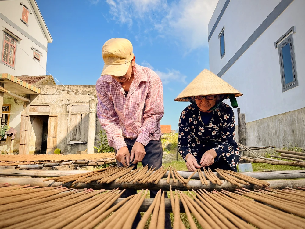 Lang-huong-tram-300-nam-tuoi-o-Quang-Binh-tat-bat-vao-vu-Tet (5).jpg