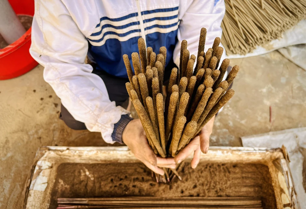 Lang-huong-tram-300-nam-tuoi-o-Quang-Binh-tat-bat-vao-vu-Tet (7).jpg