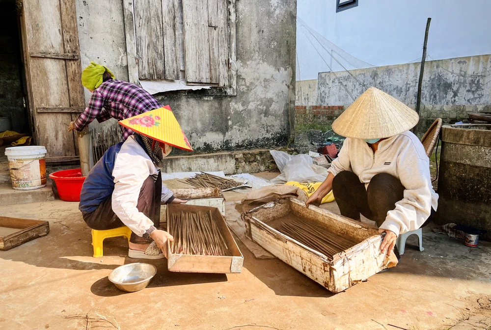 Lang-huong-tram-300-nam-tuoi-o-Quang-Binh-tat-bat-vao-vu-Tet (8).jpg