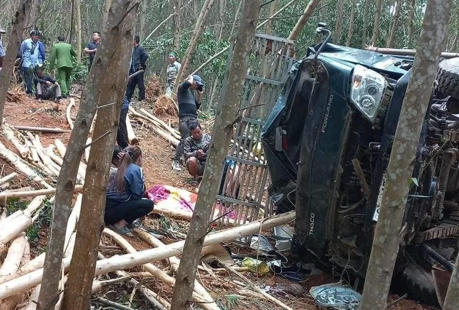 Xe chở keo bị lật, đè chết một người ở Quảng Bình