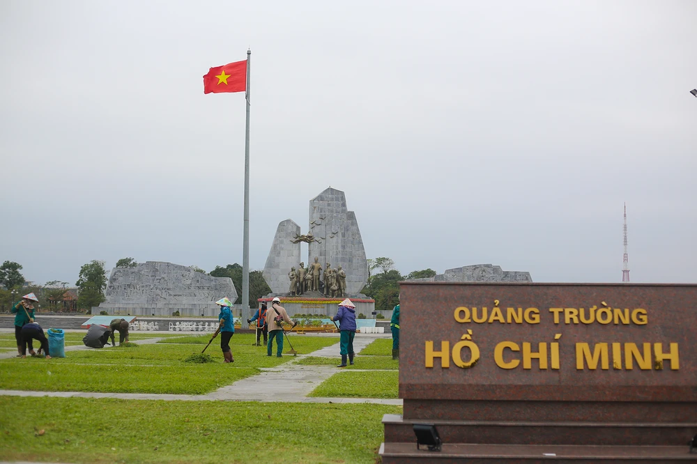 Dao-quat-xuong-pho-ron-rang-khong-khi-tet-o-quang-binh (12).JPG