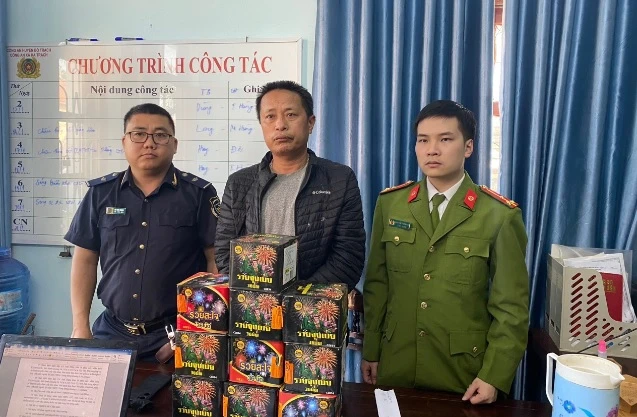 Vận chuyển 10 hộp pháo nổ, người đàn ông 47 tuổi ở Quảng Bình bị khởi tố