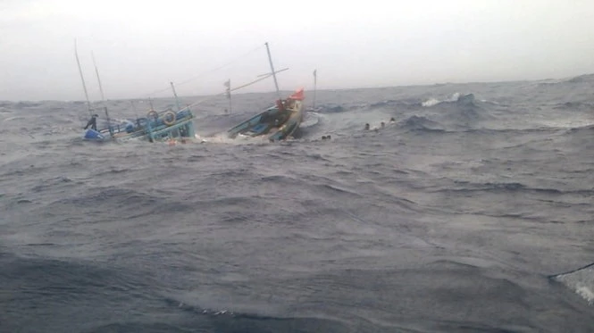Vụ 2 tàu cá Quảng Bình chìm trên biển: Tìm thấy 1 thi thể ngư dân mắc kẹt trong tàu