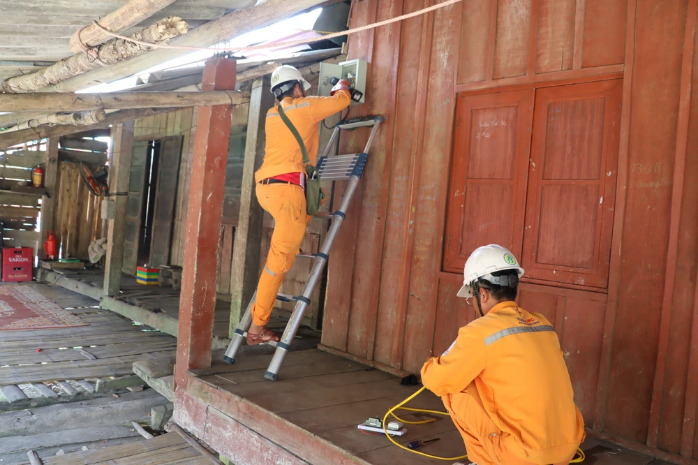 Dien-luoi-quoc-gia-ve-voi-2-xa-bien-gioi-dac-biet-kho-khan-o-quang-binh (2).jpg