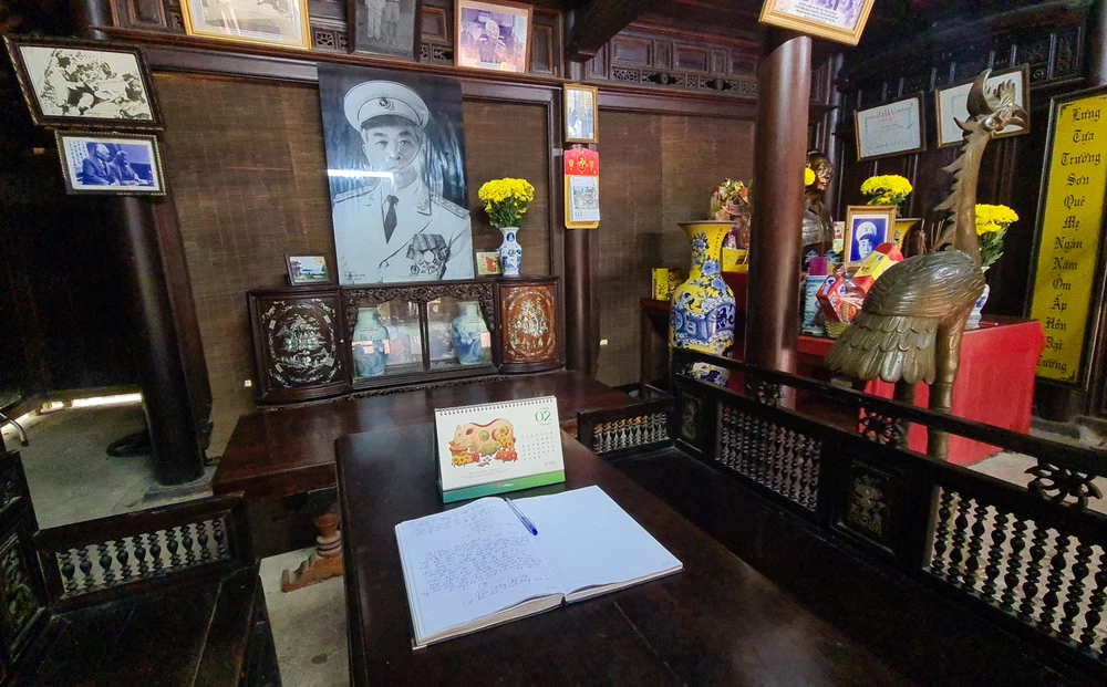 Nguoi-50-nam-giu-lua-nha-luu-niem-dai-tuong-vo-nguyen-giap (3).jpg