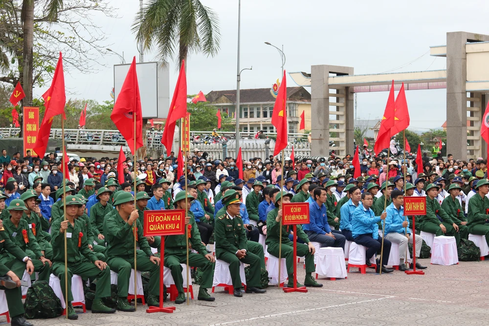 Thanh niên Quảng Bình và Thừa Thiên Huế hăng hái lên đường nhập ngũ