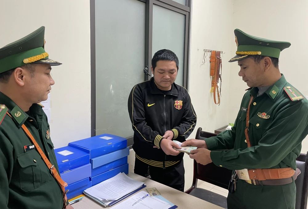 Thiếu tá biên phòng trả lại hơn 14 triệu đồng nhặt được ở cửa khẩu