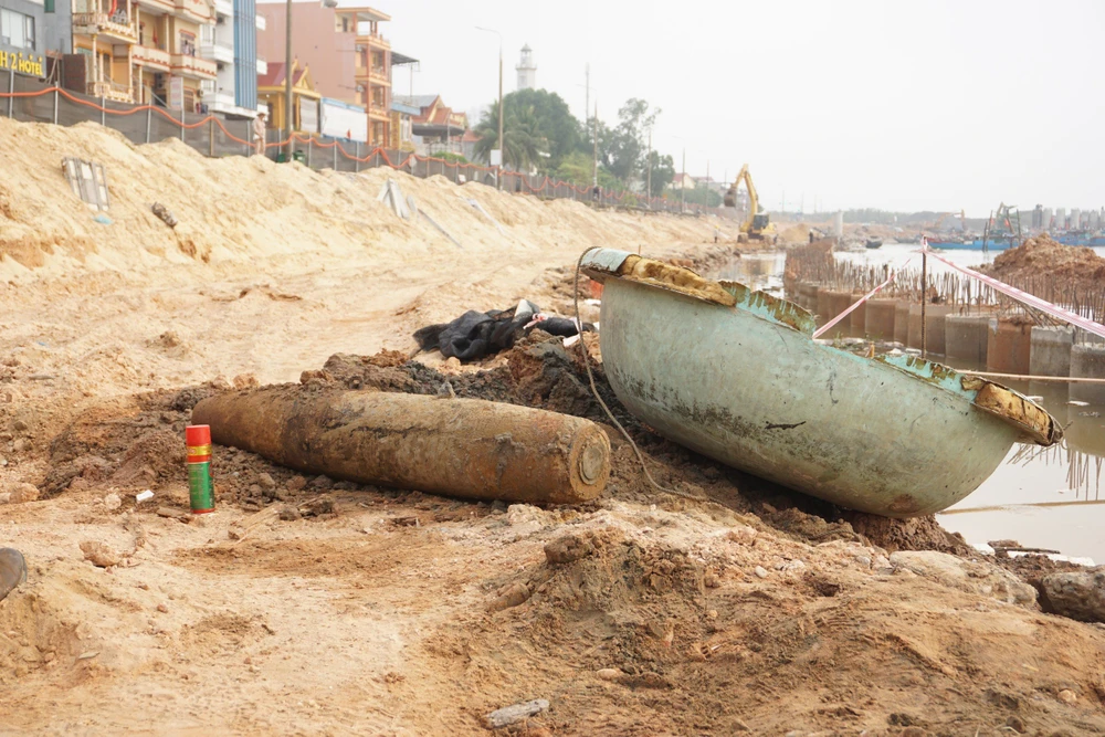 Phát hiện quả bom nặng hơn 2 tạ ở trung tâm TP Đồng Hới