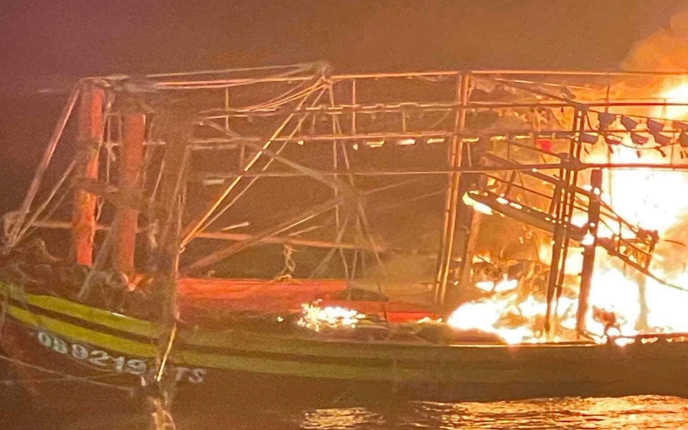 Tàu cá bốc cháy trên biển, 7 ngư dân may mắn thoát nạn