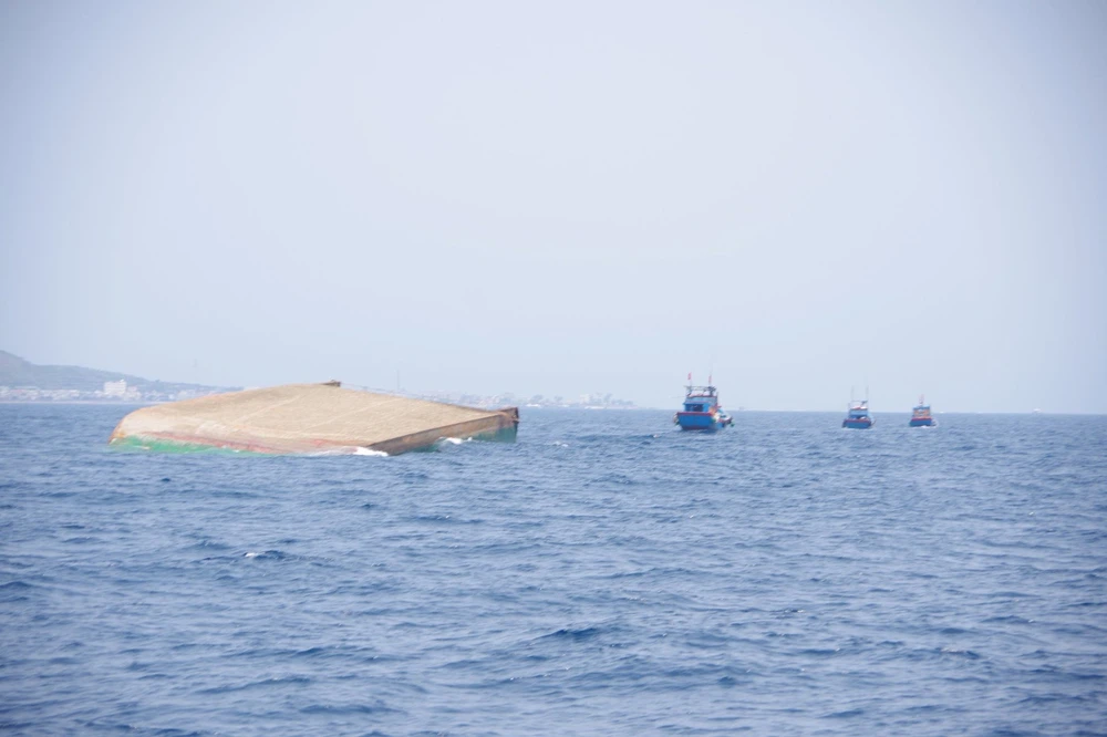 Khởi tố vụ án lật sà lan làm 4 người chết, 5 người mất tích ở Quảng Ngãi