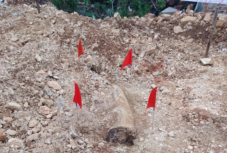 Quảng Bình: Phát hiện một quả bom dài 1,3m khi đào đất làm nhà