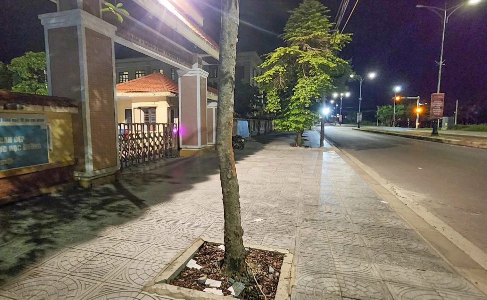 Tiền lẻ 1000 đồng rải đầy trước trường chuyên ở Quảng Bình