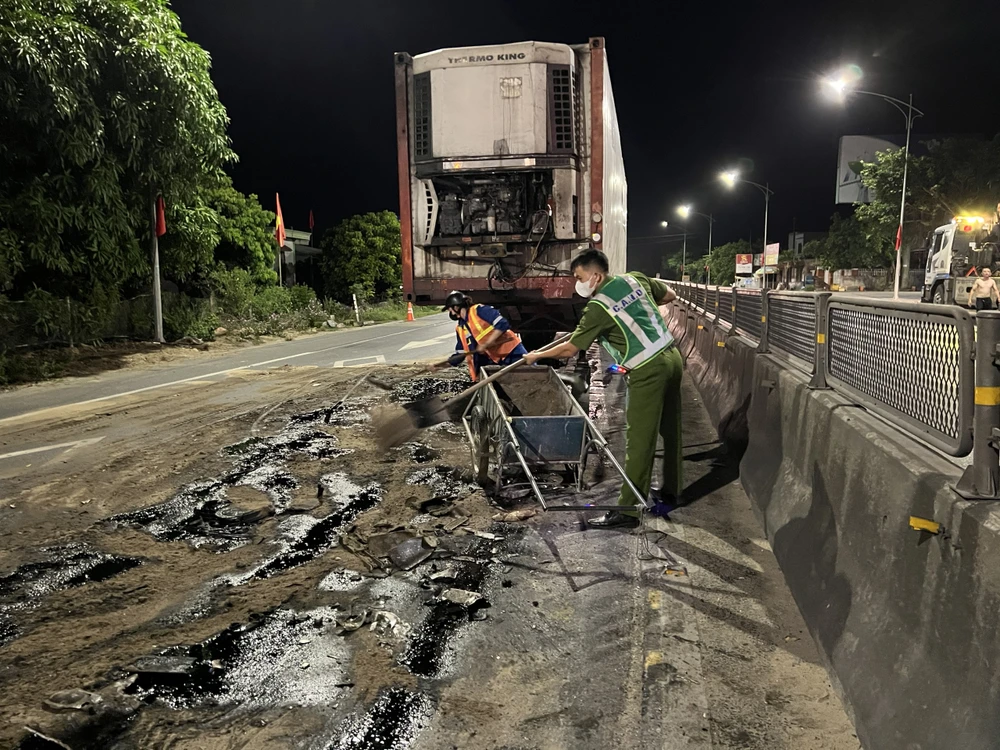 Công an xã cùng người dân thu dọn vệt dầu loang trên QL1A lúc nửa đêm