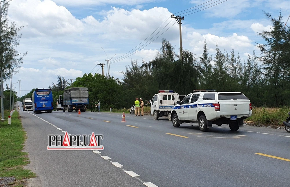 Quảng Bình: Phát hiện người đàn ông tử vong trong cabin xe tải bên đường