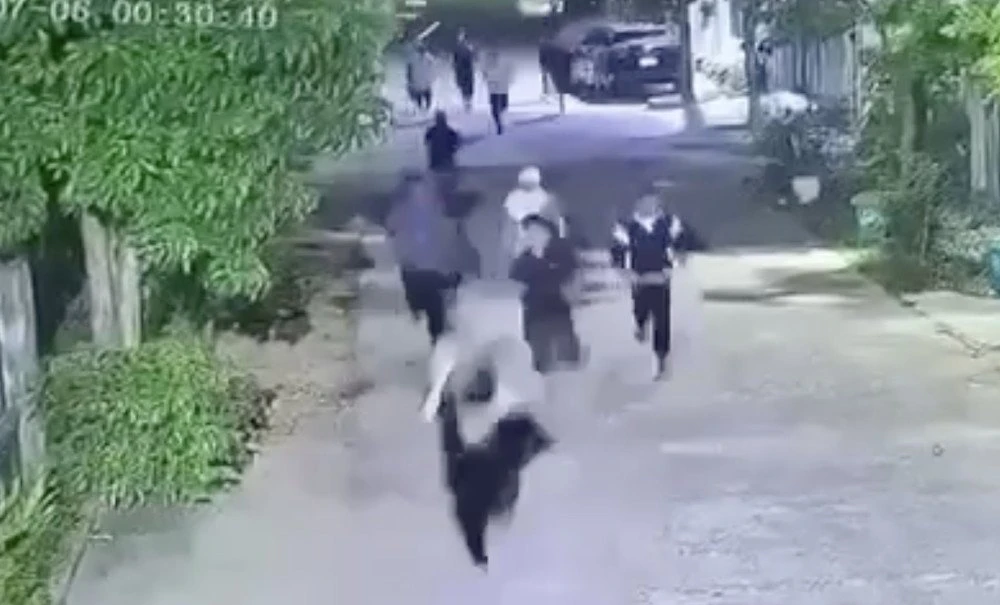 Hai nhóm thanh niên cầm gậy rượt đánh nhau trên phố lúc rạng sáng, một người tử vong