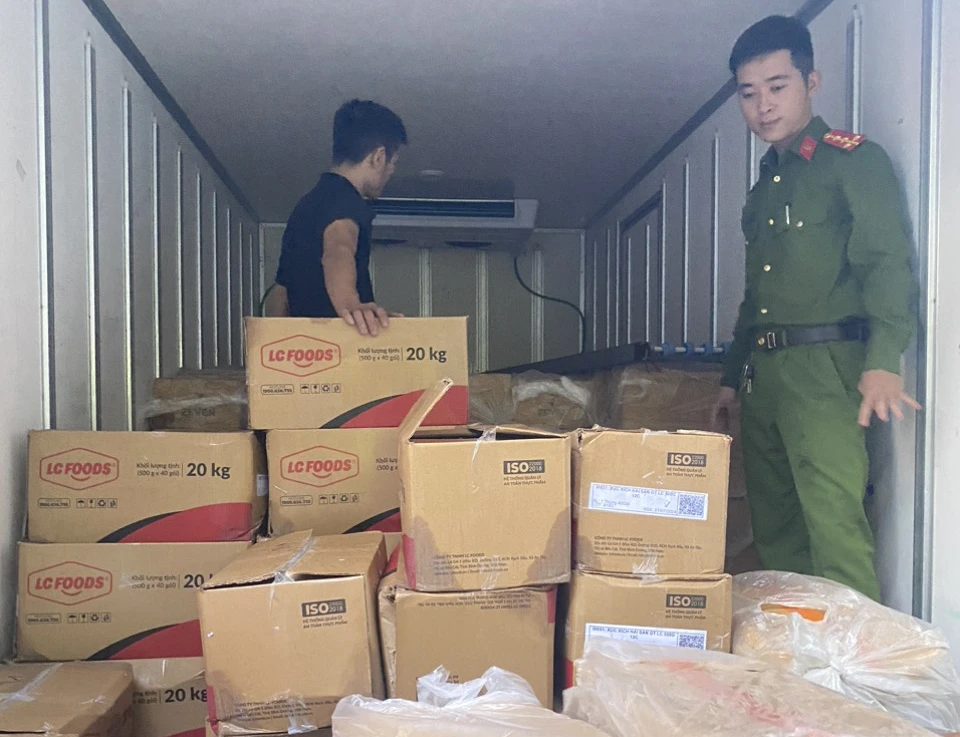 Xe tải chở gần 3 tấn mề gà không rõ nguồn gốc bị bắt khi đi qua Quảng Bình