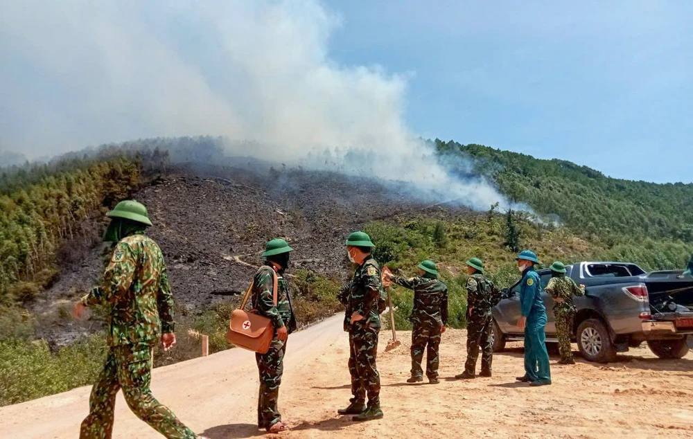Hơn 20 tiếng, vẫn chưa thể dập tắt vụ cháy rừng ở Quảng Bình