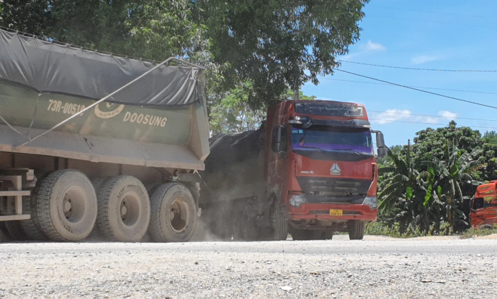 Canh-xe-tai-nang-noi-duoi-cay-nat-duong-dan-sinh-bui-mit-mu-o-Quang-Binh (2).jpg