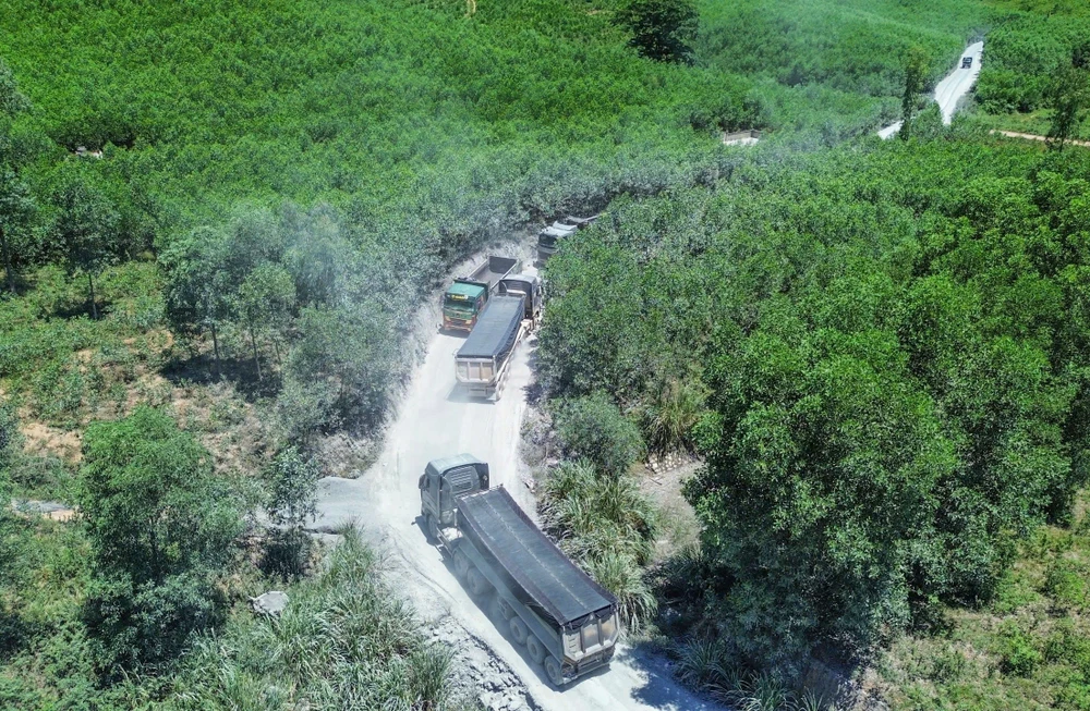 Canh-xe-tai-nang-noi-duoi-cay-nat-duong-dan-sinh-bui-mit-mu-o-Quang-Binh (3).jpg