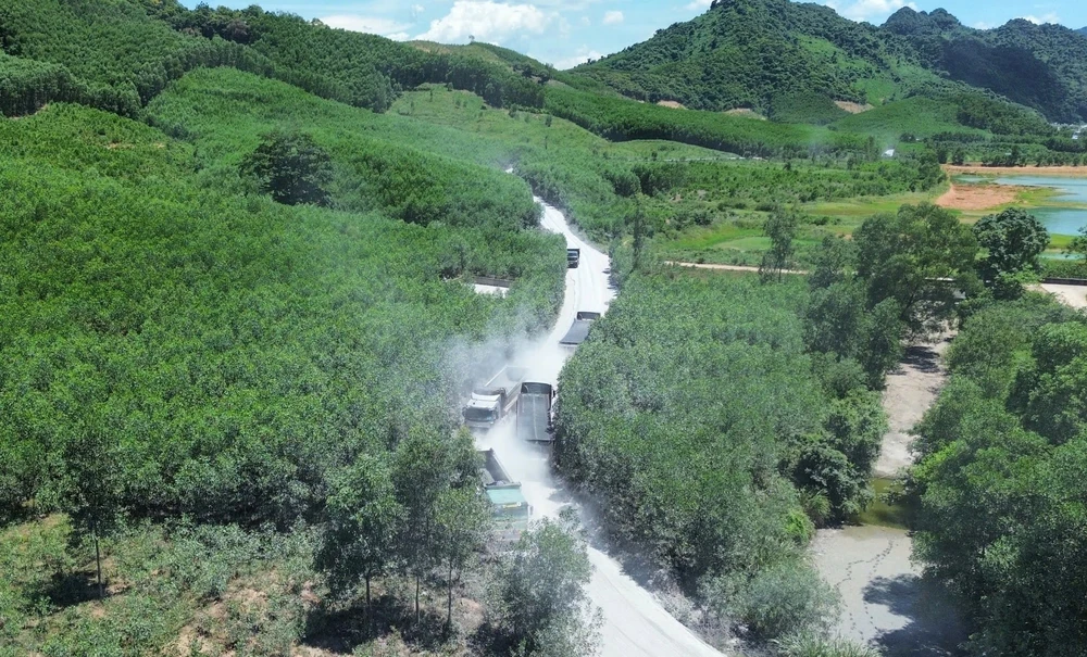 Cảnh xe tải nặng nối đuôi cày nát đường dân sinh, bụi mịt mù ở Quảng Bình