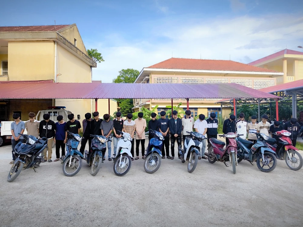 24 thanh thiếu niên rủ nhau tìm người để trả thù, cầm hung khí náo loạn đường phố