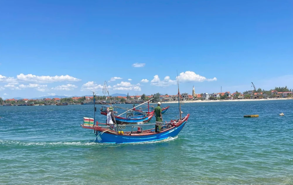 Quảng Bình: 3 em học sinh rủ nhau đi tắm biển, 1 em mất tích