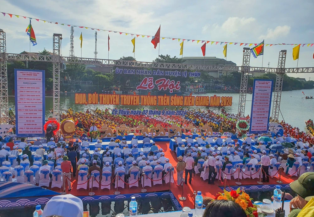 Hàng nghìn người dân chen chân xem đua thuyền ngày Tết Độc lập