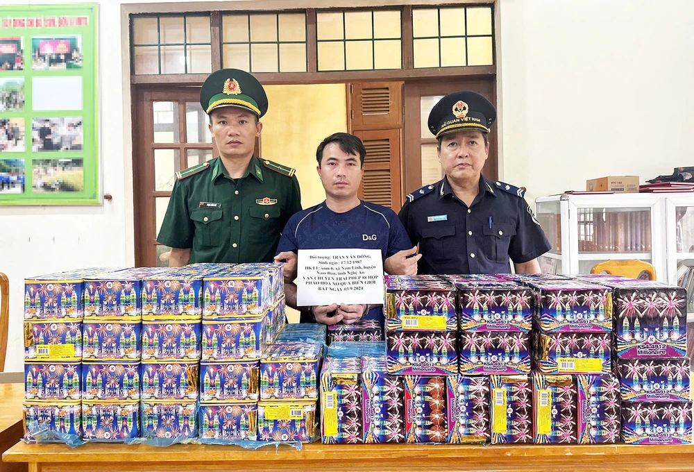 Bắt tài xế giấu hơn 1 tạ pháo hoa nổ trong khoang bí mật xe đầu kéo