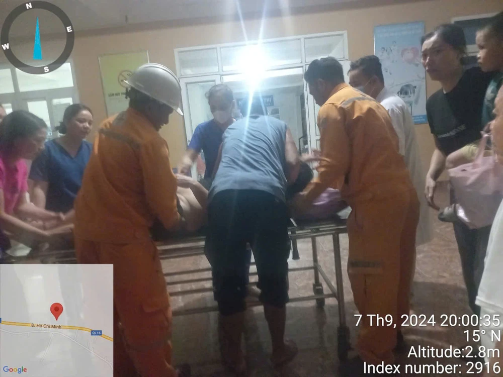 Khen thưởng nhóm công nhân điện lực cứu sống người phụ nữ bị điện giật ngừng thở