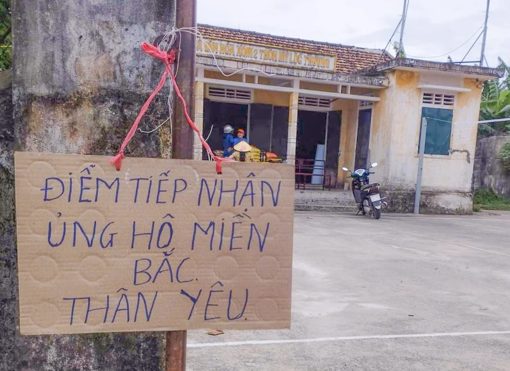 Nguoi-dan-quang-binh-dua-thuyen-may-ca-no-ho-tro-mien-Bac (2).jpg