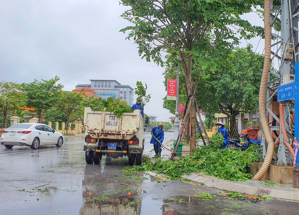 Người dân Quảng Bình thở phào nhẹ nhõm khi bão số 4 suy yếu