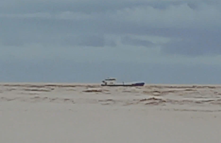 Quảng Bình: Tàu chở hàng bị cuốn trôi, mắc kẹt ở cửa sông Gianh