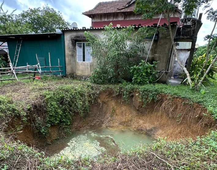 Quảng Bình: Xuất hiện 2 hố sụt lún trong vườn nhà dân sau tiếng nổ lớn