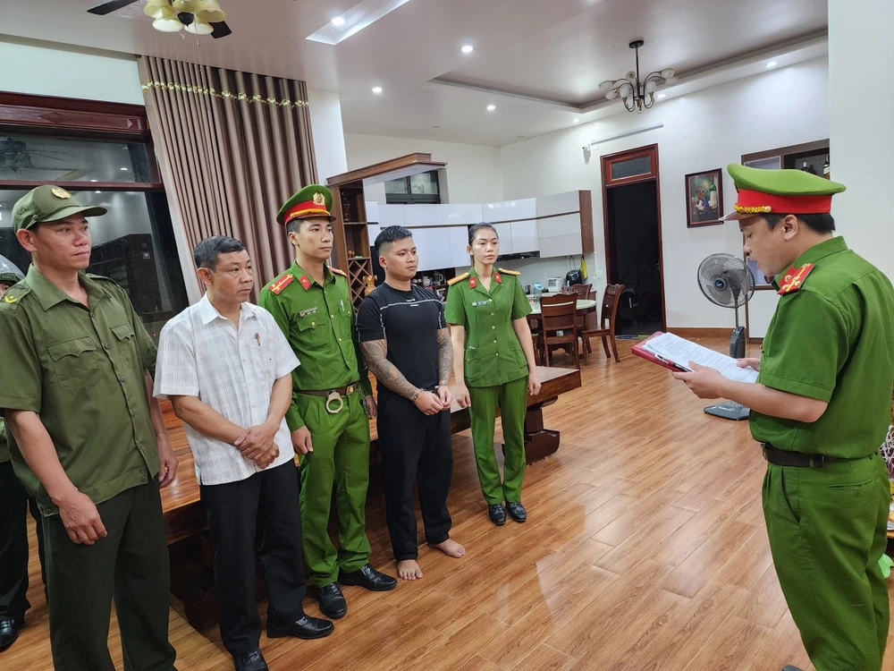 Bắt nam thanh niên xăm trổ cho vay lãi nặng ở Quảng Bình