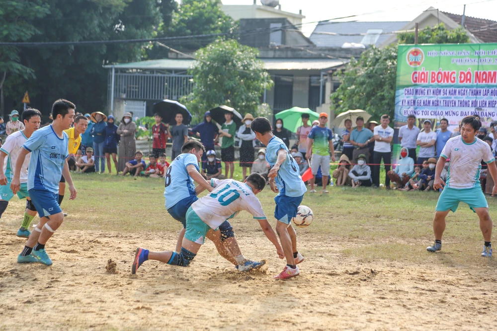 Sôi động giải bóng đá trên ‘sân ruộng’ giữa lòng thành phố