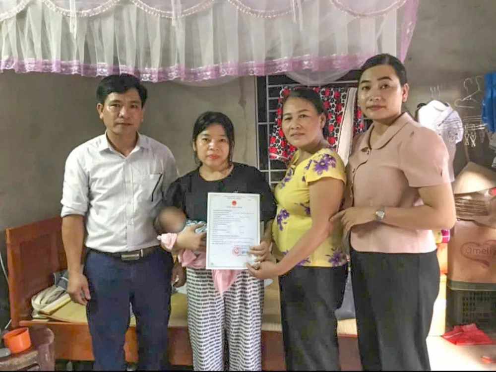 Làm giấy khai sinh cho bé sơ sinh bị bỏ rơi trước cổng nhà dân ở Quảng Bình