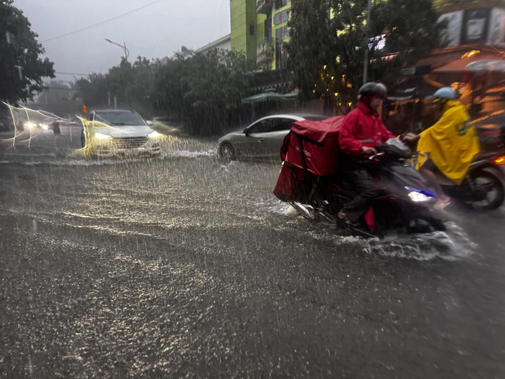 Nhiều tuyến phố ở Đồng Hới ngập úng, xe ô tô chết máy